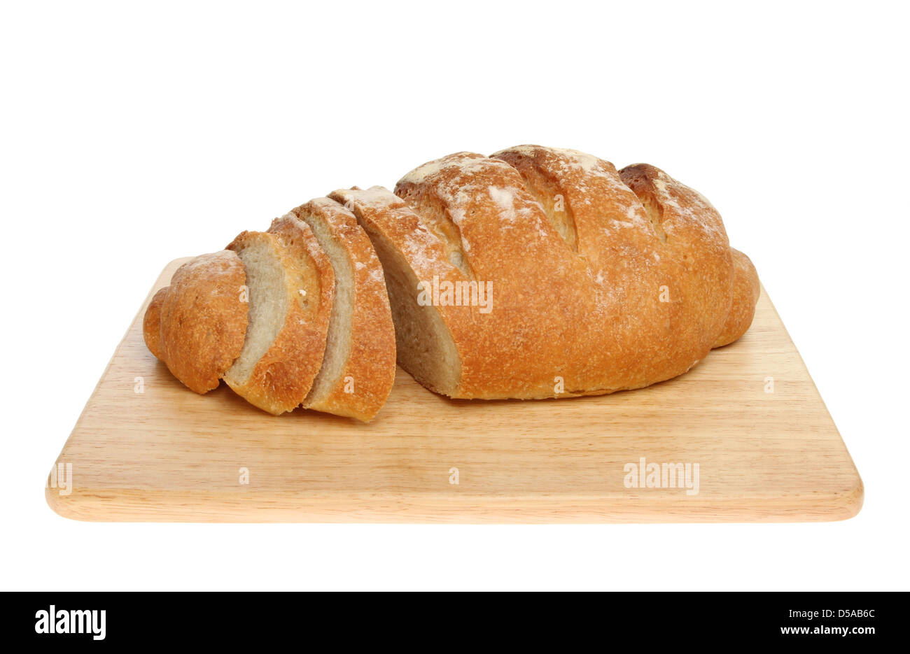 Accueil frais cuit avec des tranches de pain pain Bloomer couper sur une planche en bois isolés contre white Banque D'Images
