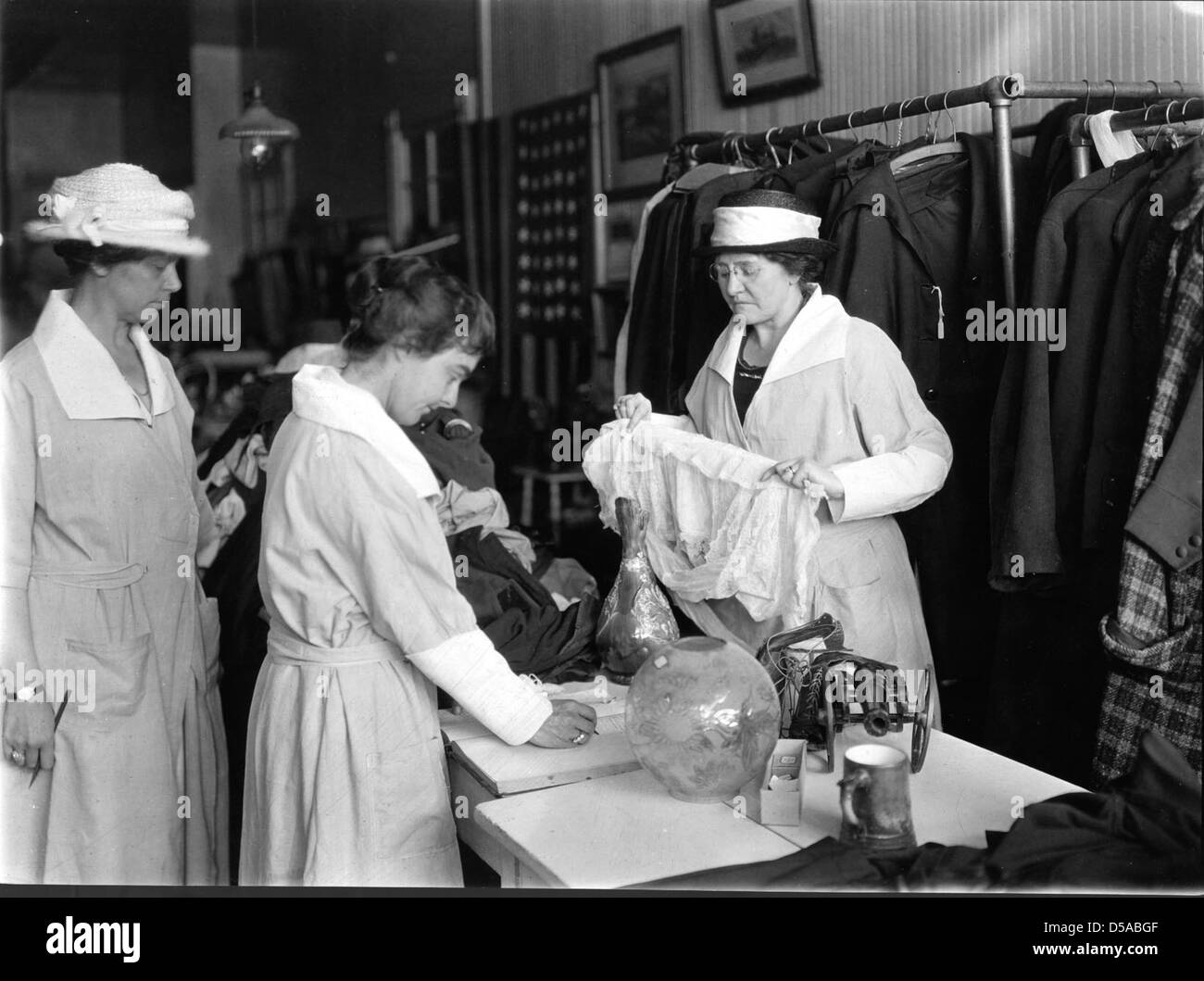 Une série de photographies documentant les activités du Westchester County Thrift Shop, qui fait partie du programme d'économie domestique de l'Université Cornell. Les photos illustrent le service communautaire, le secours de guerre et le travail d'urgence en période de besoin. Banque D'Images