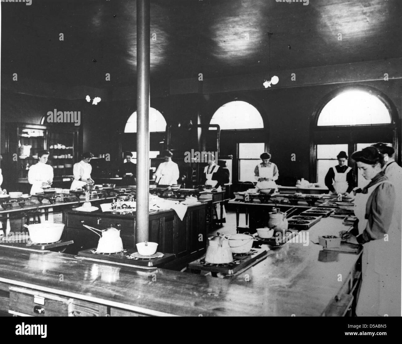 Laboratoire de chimie des ménages, Margaret Morrison Carnegie School, Pittsburgh, PA, autour de 1910-20. Banque D'Images