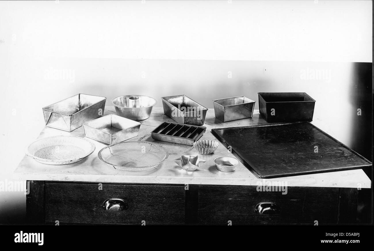 Photographie de divers ustensiles de cuisson, prise en 1912 pour le Bulletin H-27. L'image présente des outils utilisés pour la cuisson et la préparation des aliments, représentant les pratiques domestiques américaines du début du XXe siècle. Banque D'Images