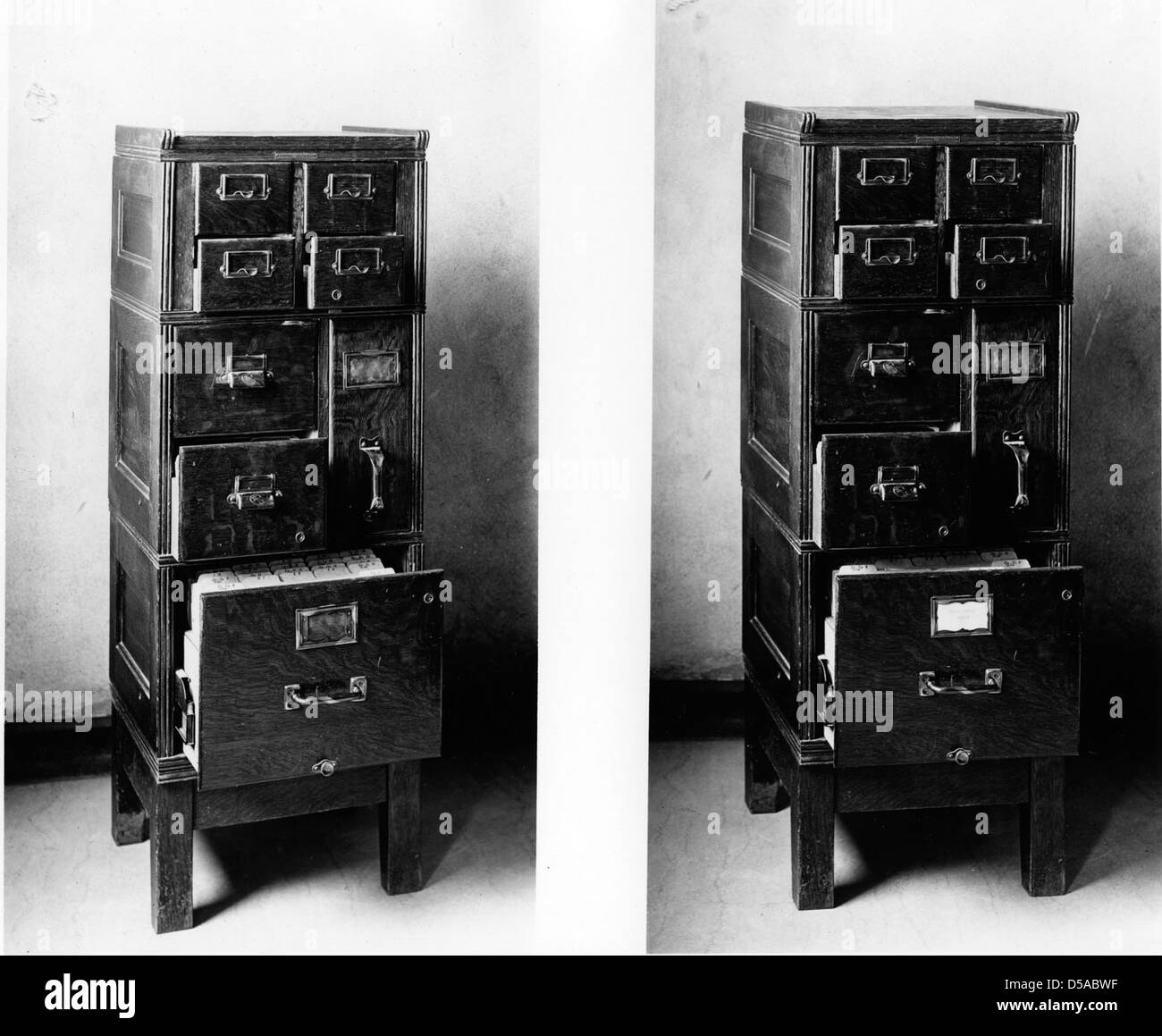 Cette image montre deux vues de dossiers utilisés par le département des textiles et des vêtements de l'Université Cornell. Ces systèmes de classement étaient essentiels pour organiser les documents et la recherche au début du XXe siècle. Banque D'Images