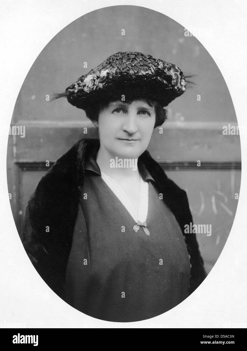 Portrait ovale de la flore Rose en chapeau de paille, datée par Beulah Blackmore à environ 1916. Banque D'Images