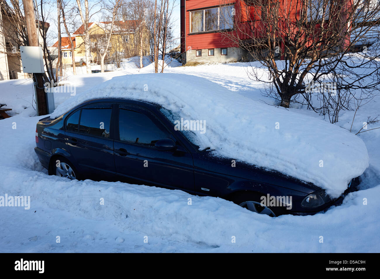 Voiture bmw enterré dans la neige à côté d'une route dans le Finnmark kirkenes Norvège europe Banque D'Images