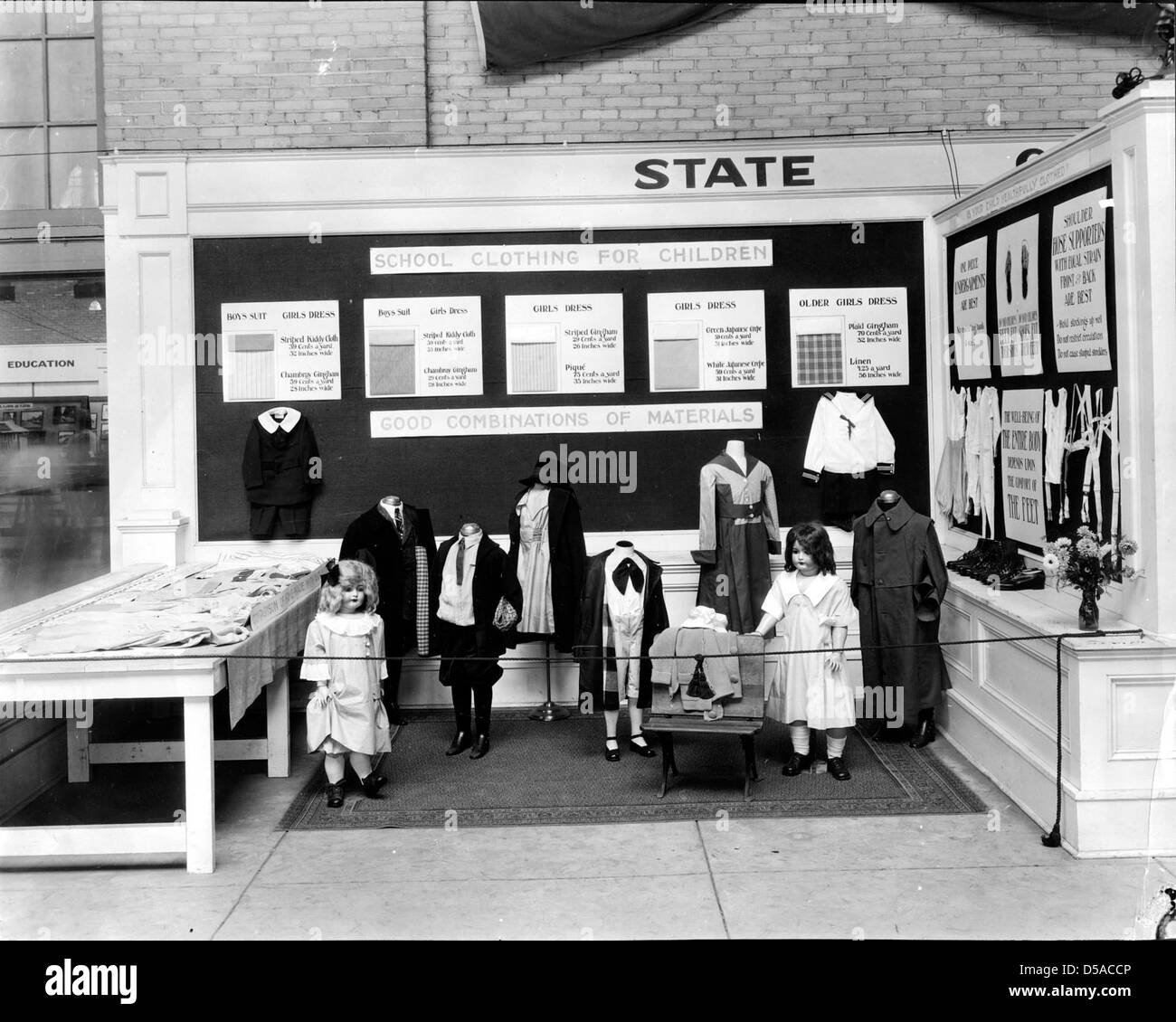 La pièce de vêtement pour enfants de l'école préparé par le ministère de l'habillement à Cornell sous ... Banque D'Images
