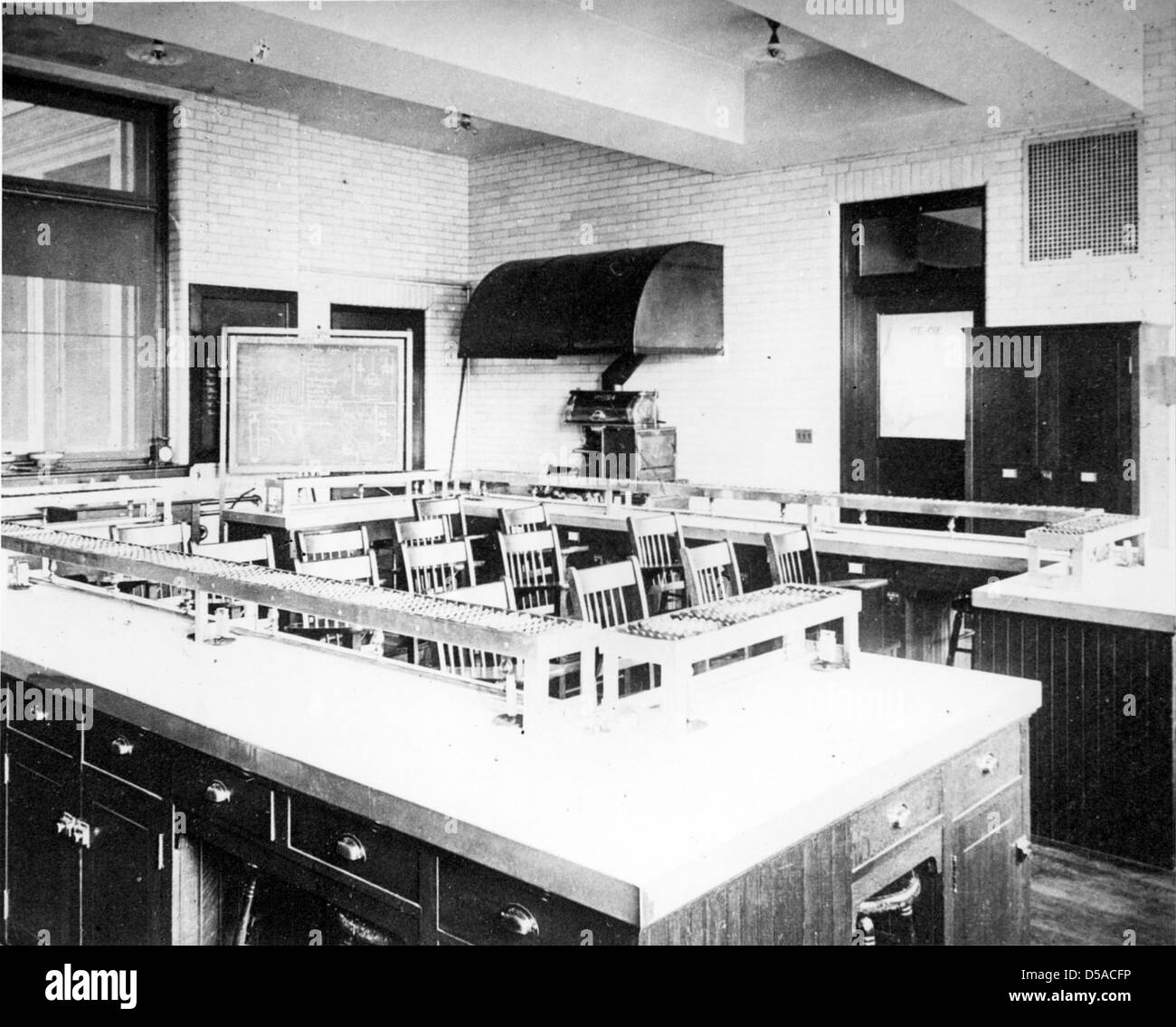 Laboratoire de cuisson au Simmons College, Boston, MA, vers 1910-20. Banque D'Images
