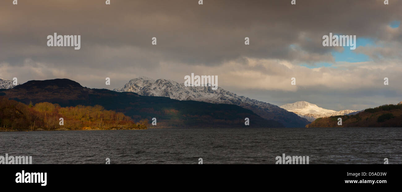 À la nord en haut du Loch Lomond Duck Bay Marina avec des montagnes enneigées au loin Banque D'Images