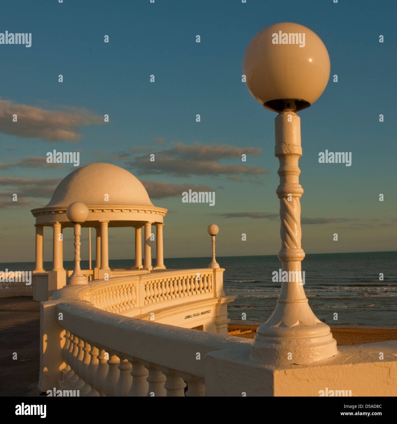 La colonnade à Bexhill-on-sea à prendre le soir Banque D'Images