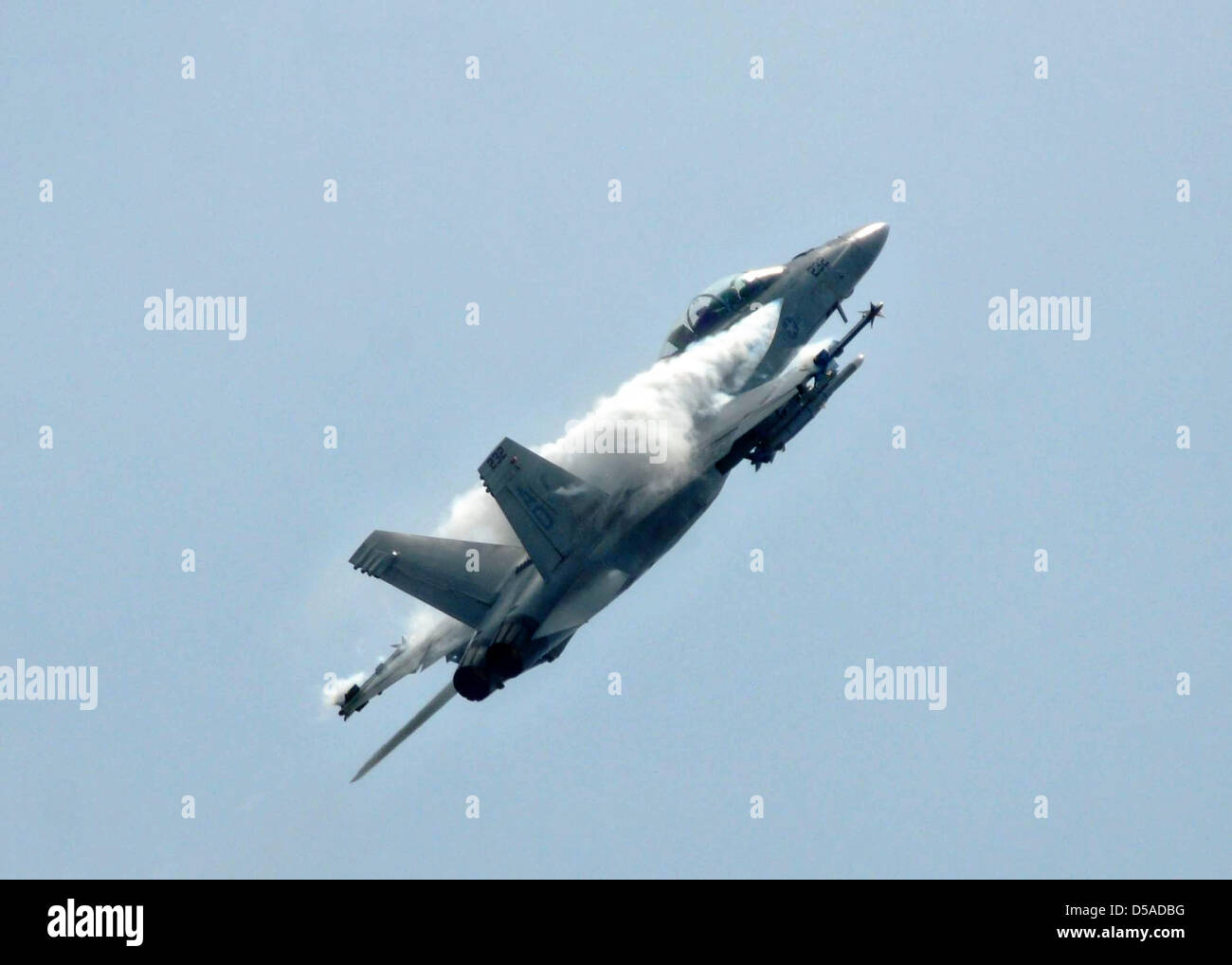 La Marine américaine F/A 18 Super Hornet effectue une ascension à grande vitesse au cours de la 2013 Langkawi International Maritime Aerospace et exposition le 27 mars 2013 à Langkawi, Malaisie. Banque D'Images