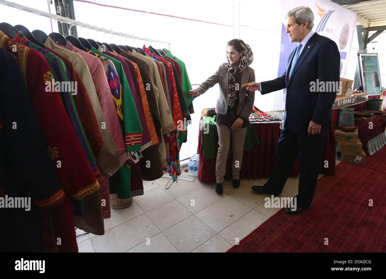 Hassina Aimaq explique sa stratégie pour le développement réussi d'une ligne de mode à la secrétaire d'Etat John Kerry pendant le régime des talibans au cours d'une exposition de femmes d'affaires qui a eu lieu à l'ambassade des Etats-Unis le 26 mars 2013 à Kaboul, Afghanistan. Banque D'Images