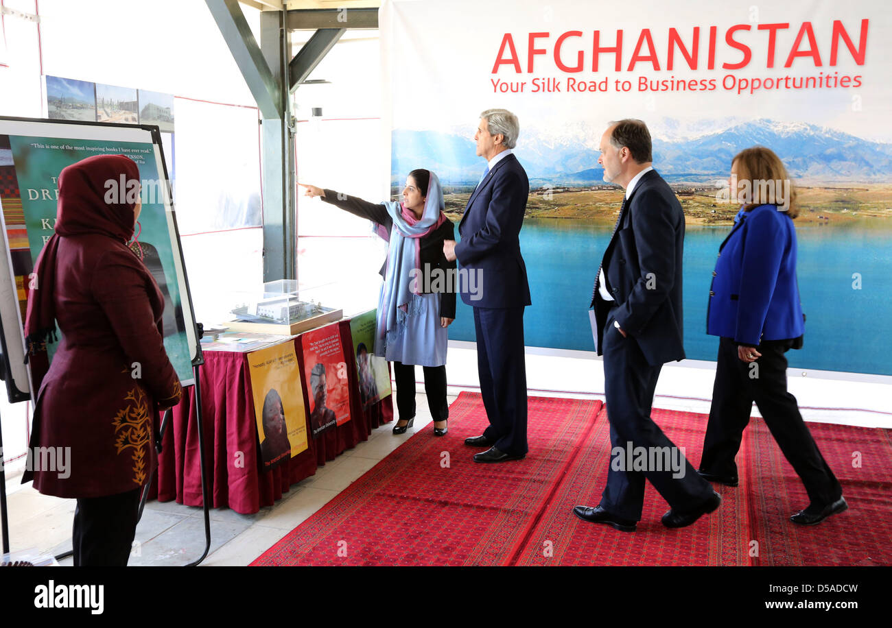Nilofar Sakhi, directeur exécutif de l'AUAF Centre International pour le développement économique des femmes afghanes, indique le Secrétaire d'Etat américain John Kerry l'avancement des travaux de construction du centre des femmes dont l'ouverture est prévue en mai au cours d'une exposition de femmes d'affaires qui a eu lieu à l'ambassade des Etats-Unis le 26 mars 2013 à Kaboul, Afghanistan. Banque D'Images Nilofar Sakhi, directeur exécutif de l'AUAF Centre International pour le développement économique des femmes afghanes, indique le Secrétaire d'Etat américain John Kerry l'avancement des travaux de construction du centre des femmes dont l'ouverture est prévue en mai au cours d'une exposition de femmes d'affaires qui a eu lieu à l'ambassade des Etats-Unis le 26 mars 2013 à Kaboul, Afghanistan. Banque D'Images