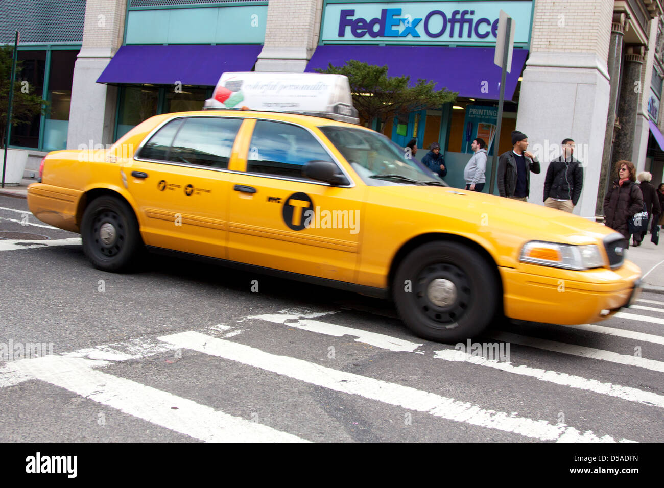 Célèbre taxi jaune dans les rues de Manhattan, New York, NY, USA. Banque D'Images