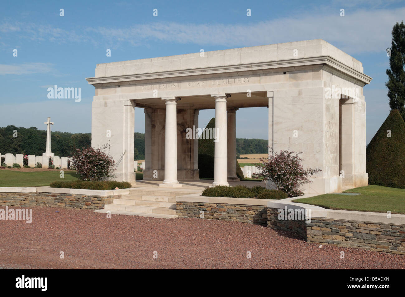 Entrée principale de la CWGC Guillemont Road Cemetery, Somme, Picardie, France. Banque D'Images