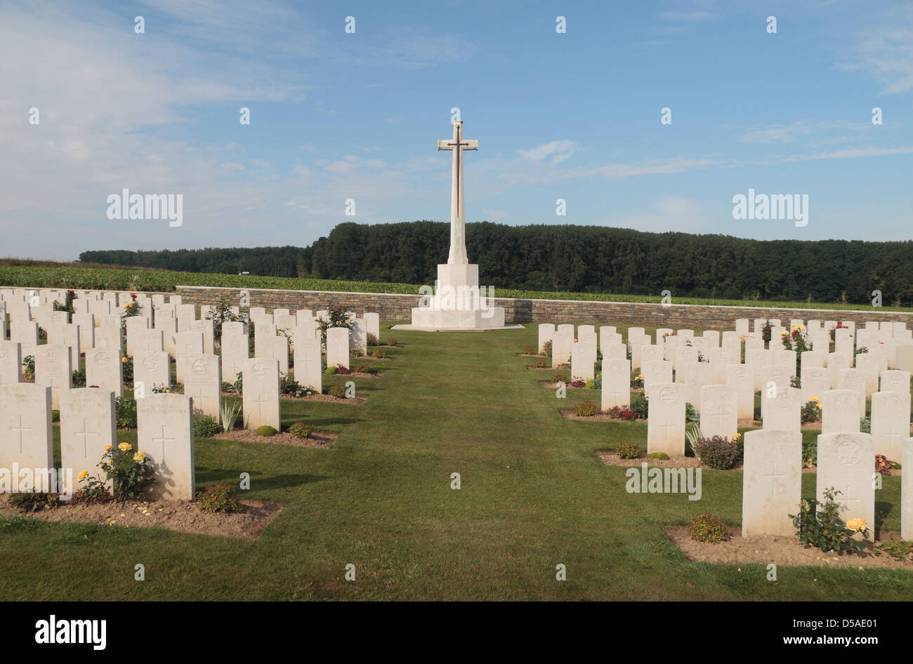 Croix du Sacrifice dans la CWGC Guillemont Road Cemetery, Somme, Picardie, France. Banque D'Images