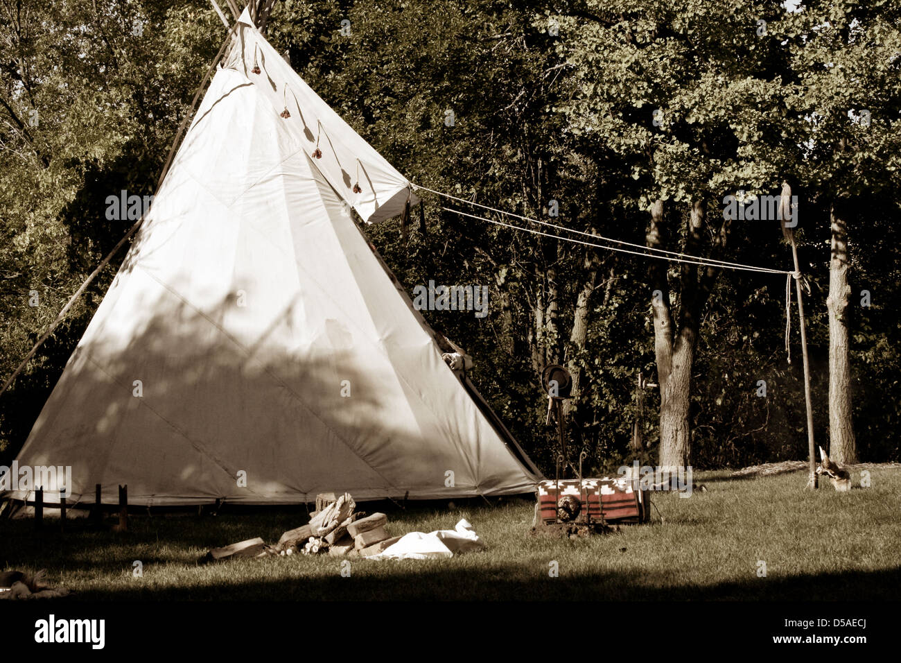 Un Native American Indian tipi camping Banque D'Images