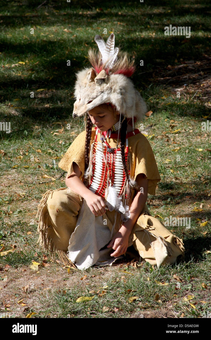 Un jeune Indien de l'Amérique du garçon avec un chapeau de fourrure Photo  Stock - Alamy