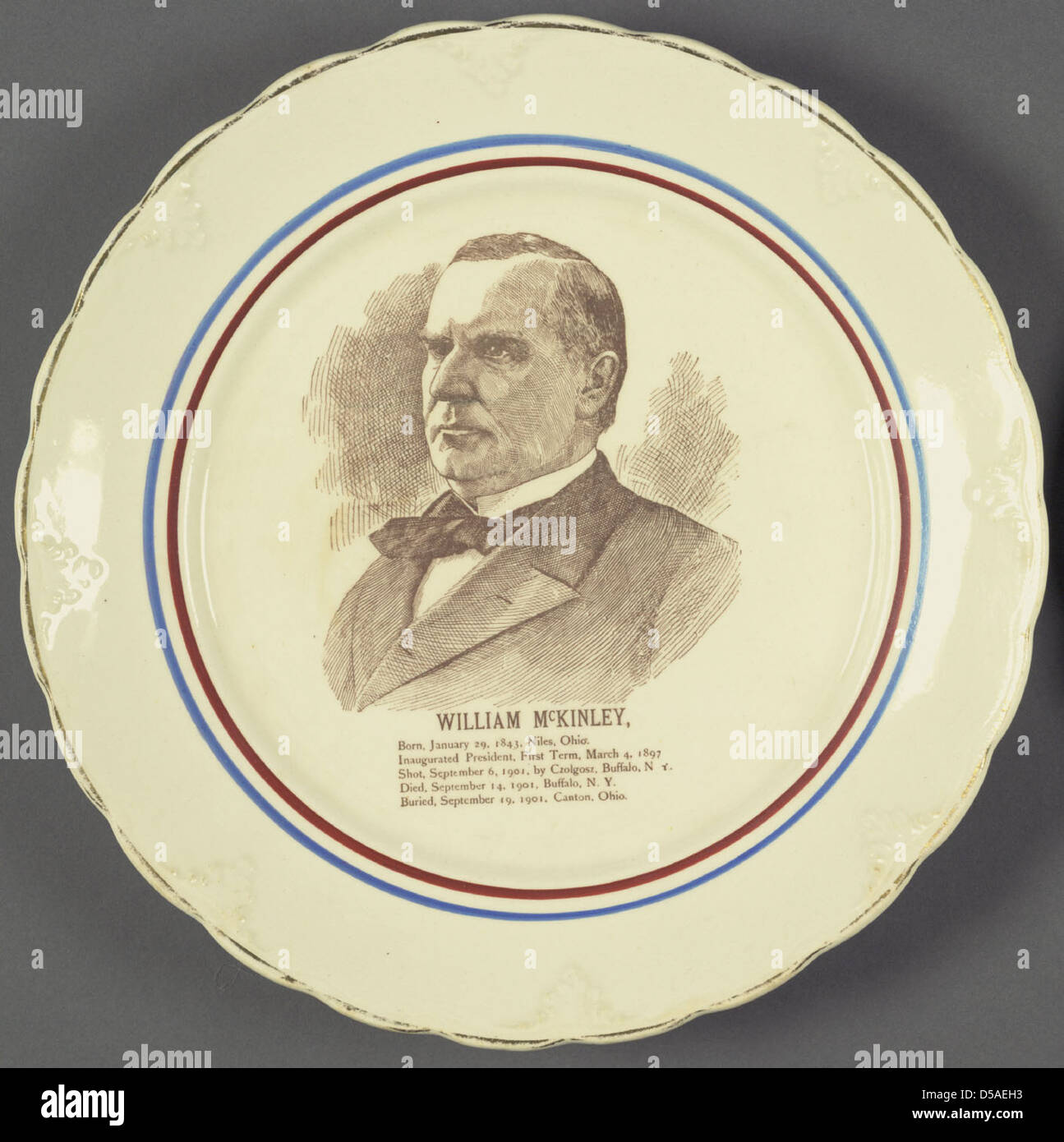Plaque commémorative en céramique représentant un portrait de William McKinley, le 25e président des États-Unis, créée vers 1901. Ces souvenirs politiques, conservés à la bibliothèque de l'Université Cornell, reflètent la période de deuil qui a suivi son assassinat. Banque D'Images
