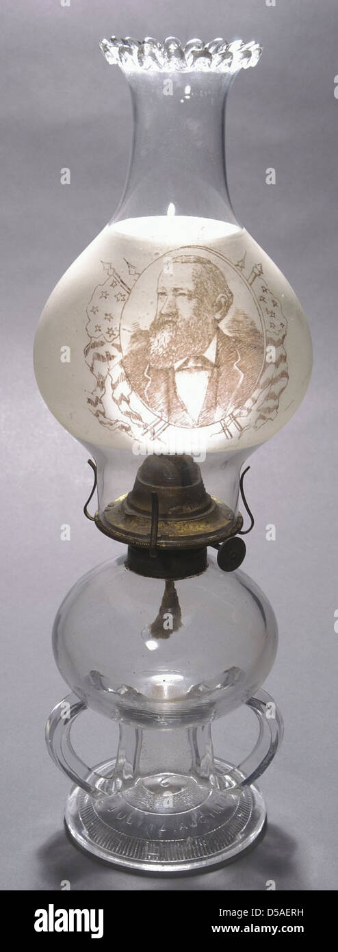 Ce portrait du président américain Benjamin Harrison, accompagné d'une lampe au kérosène, date d'environ 1888. L'image comprend également un buste du vice-président Levi P. Morton, sur fond de drapeaux américains, symbolisant le sentiment patriotique. L'image est conservée par la bibliothèque de l'Université Cornell. Banque D'Images