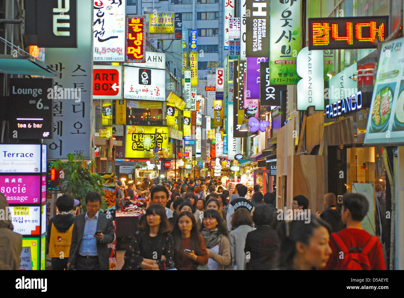 La vie nocturne et de shopping parmi les rues de Gangnam, Seoul, Corée du Sud Banque D'Images