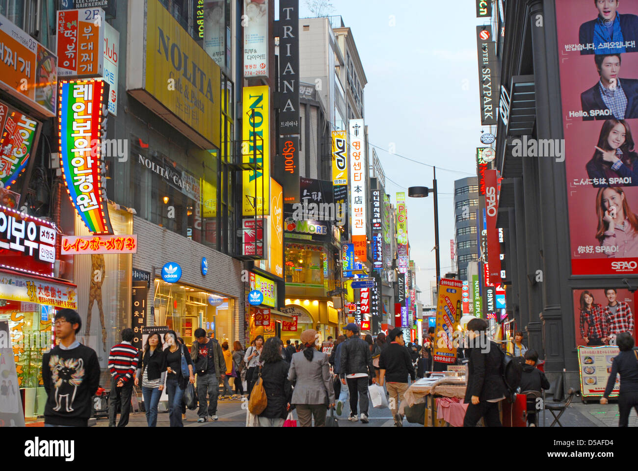La vie nocturne et de shopping parmi les rues de Gangnam, Seoul, Corée du Sud Banque D'Images
