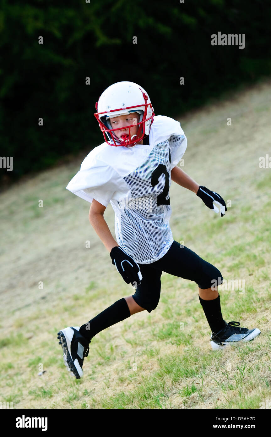 Garçon de football des jeunes de sortir pour un laissez-passer. Banque D'Images