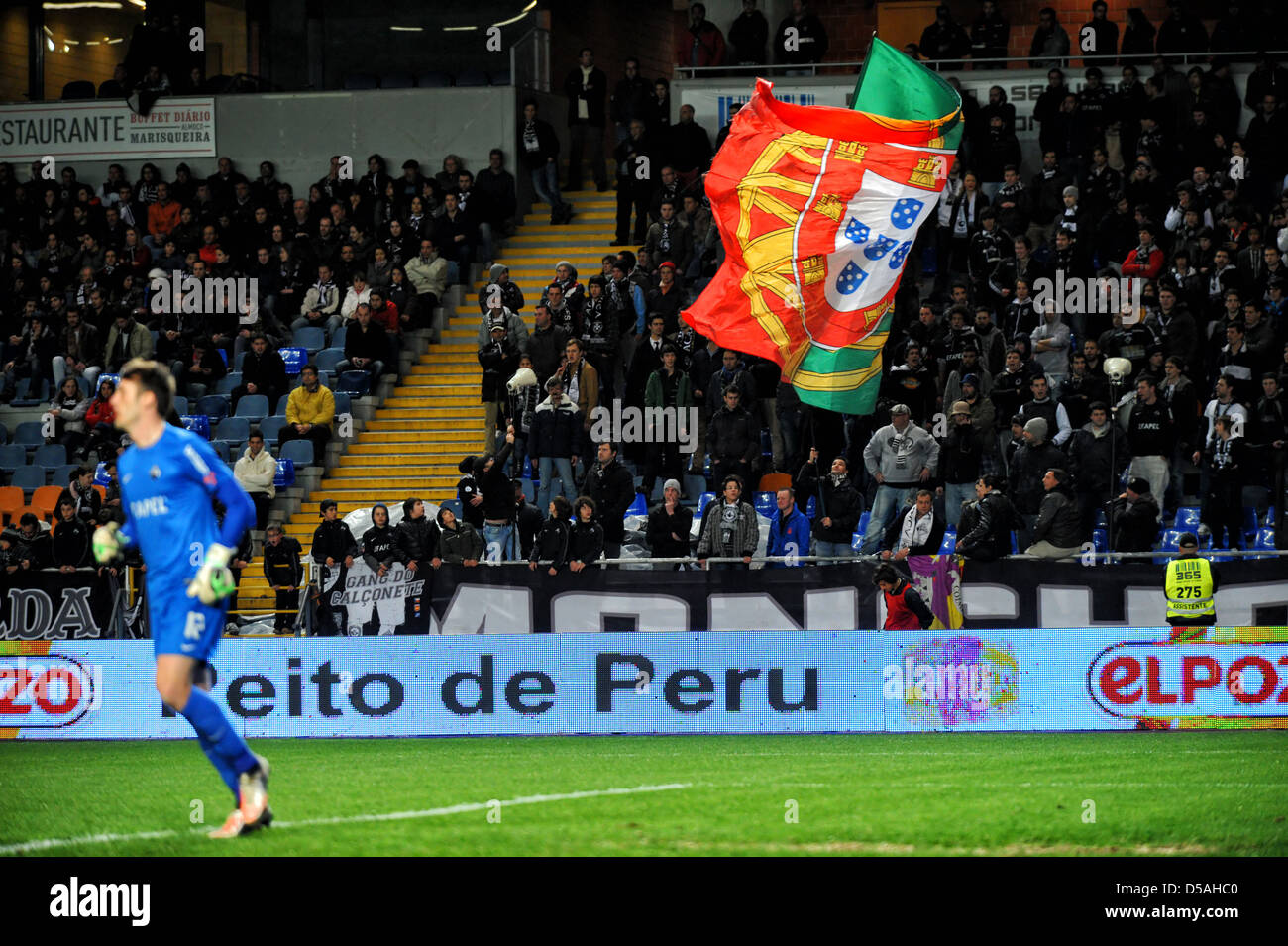 Fans agitant le drapeau portugais géant dans les stands lors d'un match de football Banque D'Images