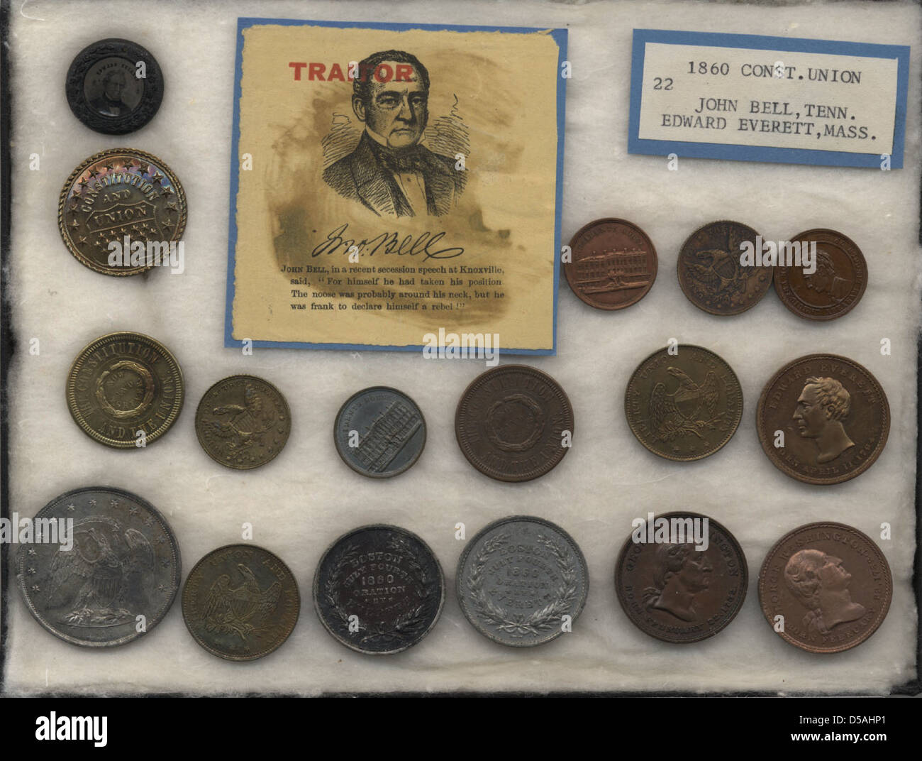 Une collection d'objets de campagne de la course présidentielle américaine de 1860, mettant en vedette John Bell et Edward Everett. Les objets comprennent des bustes, des épinglettes et des portraits commémorant les candidats du Parti de l'Union constitutionnelle. Banque D'Images