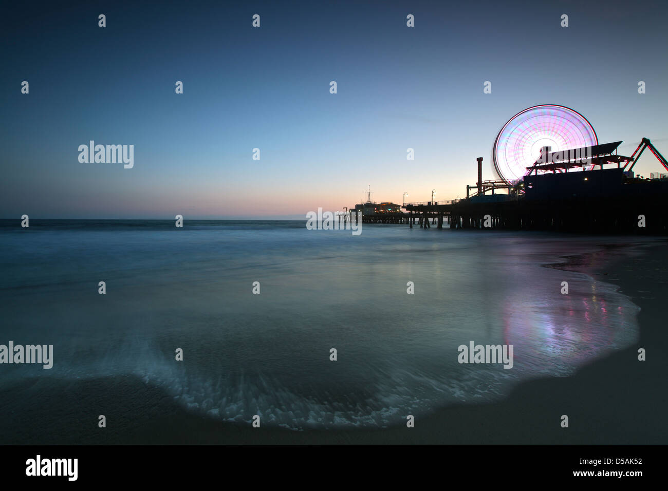 Santa Monica Pier et Grande Roue au crépuscule Banque D'Images