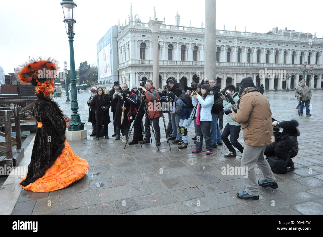 Les photographes s'alignent pour prendre une figure masquée pendant le Carnivale de Venise 2013 Banque D'Images