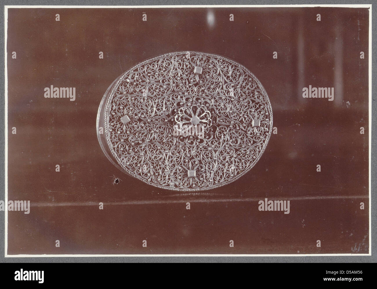 Couvercle pyx en filigrane argenté de Skálholt, Islande, présentant des techniques complexes de travail des métaux. La pièce reflète le savoir-faire artistique de la région. Banque D'Images