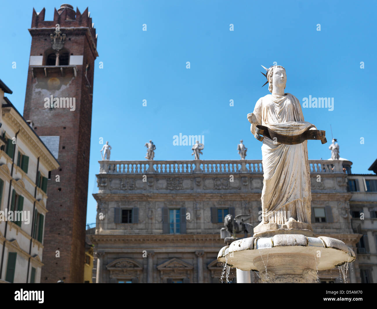 Vérone, Italie, la Piazza delle Erbe, la plus célèbre place de la vieille ville Banque D'Images