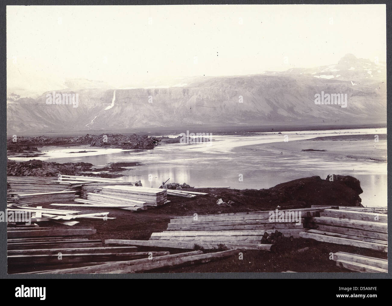 Une vue panoramique du paysage côtier près de B,,ir en Islande, mettant en évidence une ferme, une rive rocheuse et un vaste horizon. Le paysage reflète la beauté naturelle sauvage de l'Islande. Banque D'Images