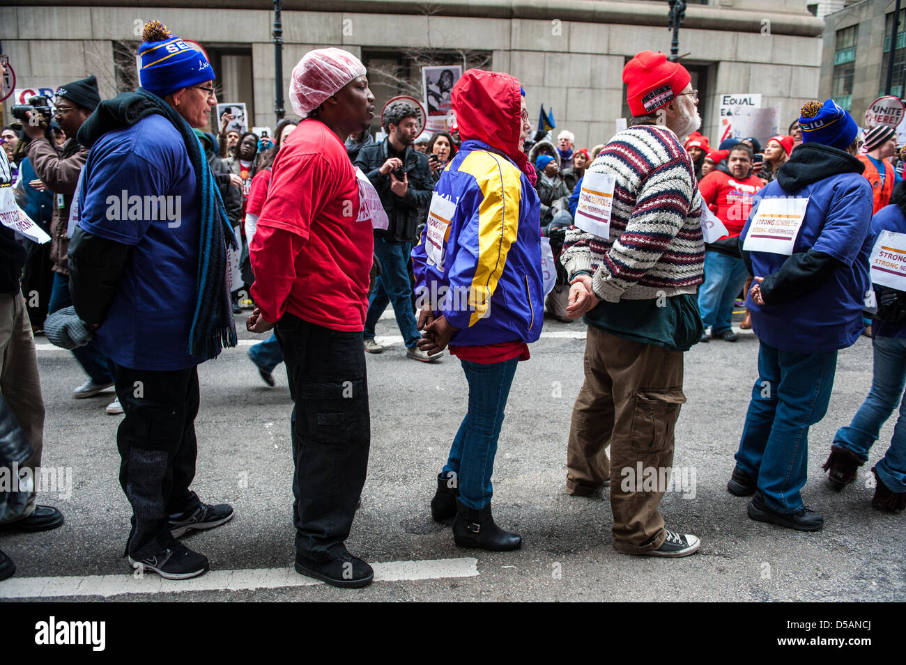 Chicago, USA. 27 mars, 2013. Le service de police de Chicago l'arrestation de manifestants opposés à la fermeture de 53 écoles publiques de Chicago. Crédit : Max Herman / Alamy Live News Banque D'Images