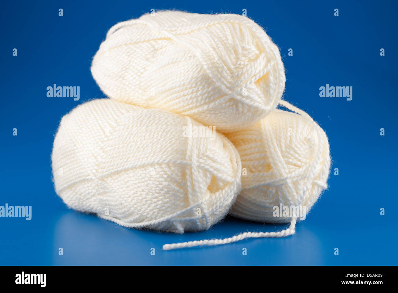 Trois boules de 100 grammes de laine couleur crème acrylique premium Banque D'Images