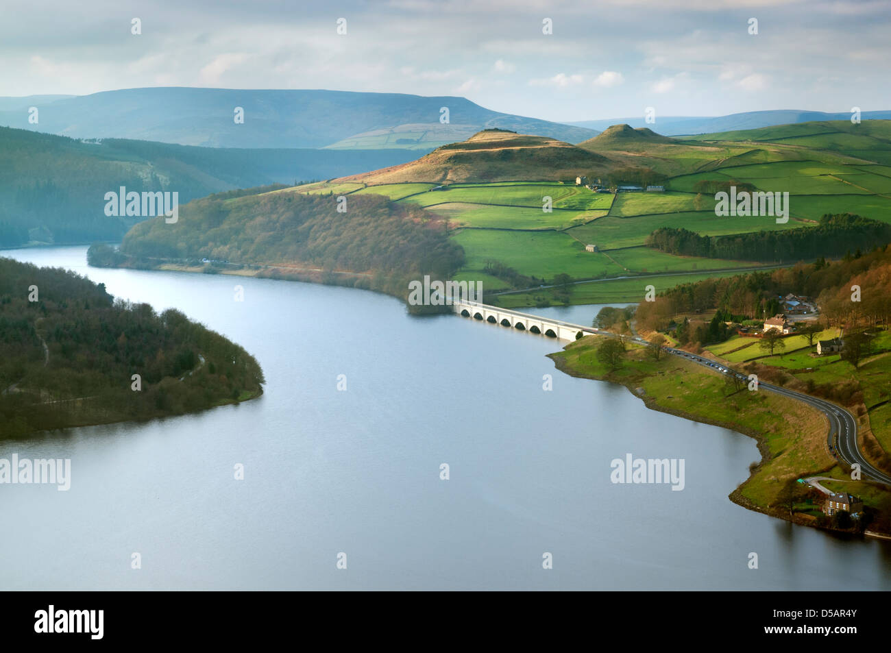 Portrait de Ladybower Reservoir dans la lumière d'hiver doux, le parc national de Peak District. Banque D'Images
