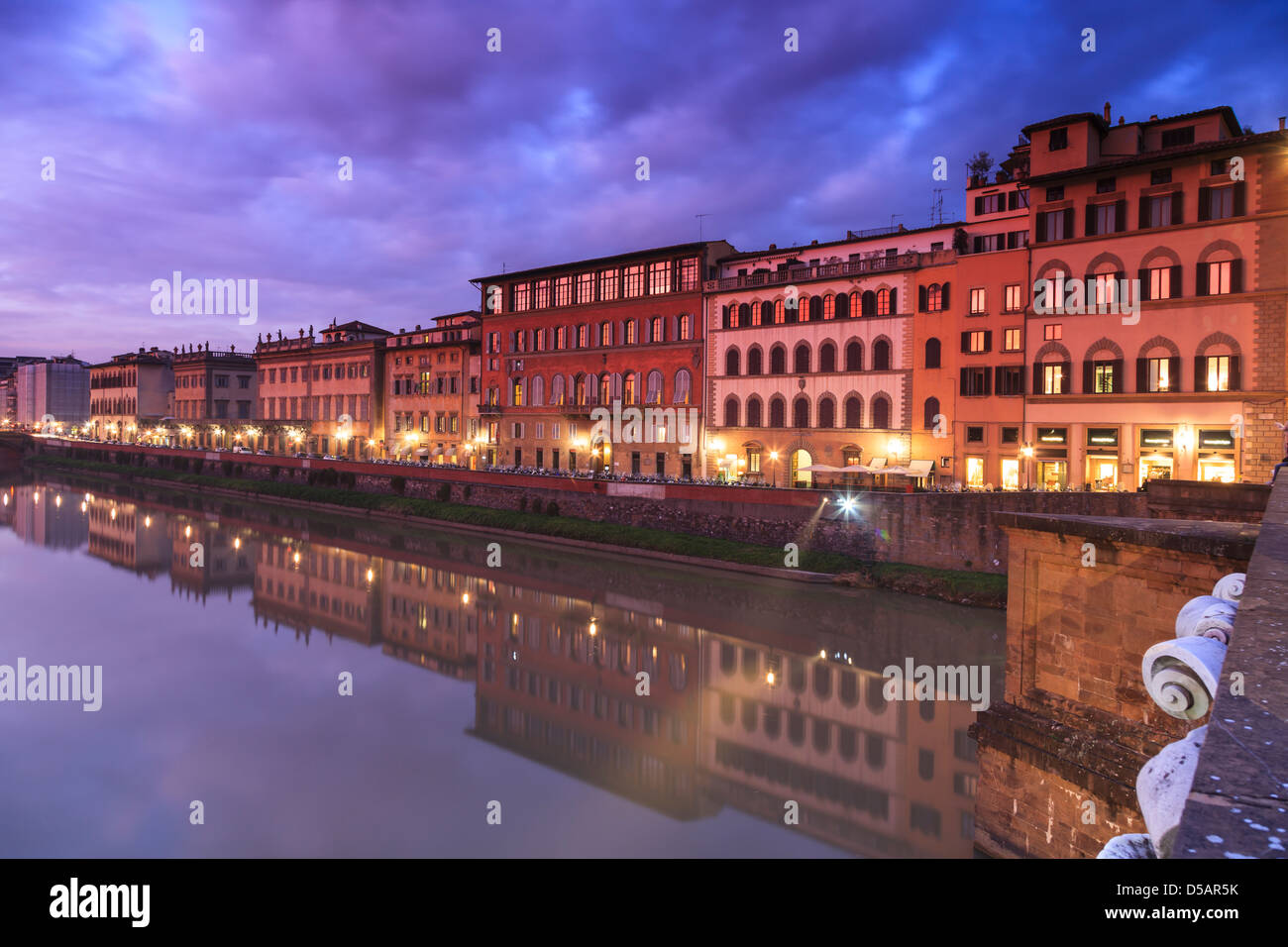 Une banque de l'Arno, vu depuis le pont Santa Trinita à Florence, Toscane, Italie Banque D'Images
