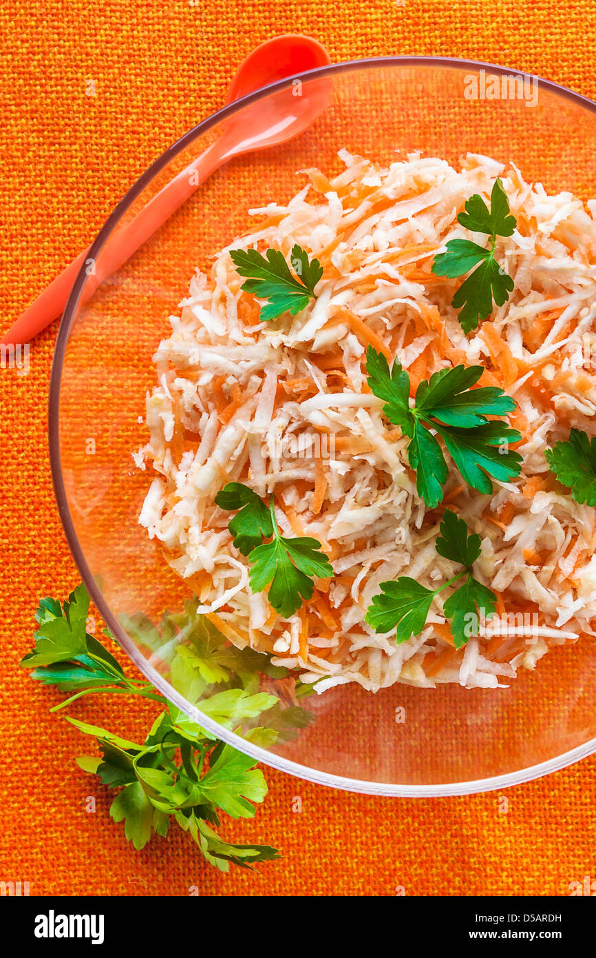 Avec salade de céleri et de carottes au persil Banque D'Images