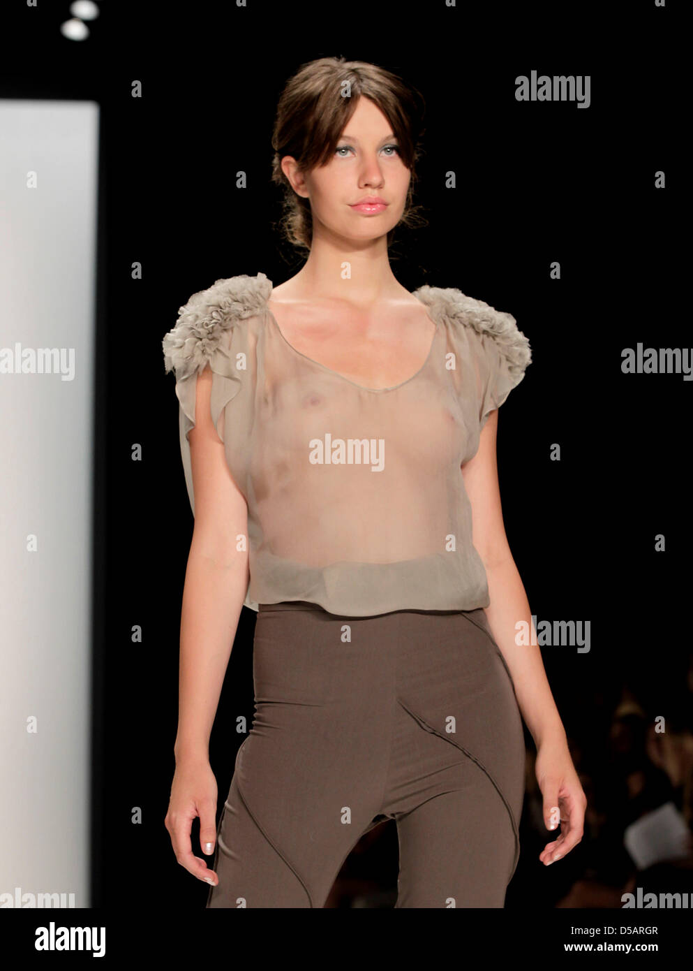 Un model pour les vêtements pour femmes de label '30paarhaende" de l'Université des Sciences Appliquées de Berlin pendant la Fashion Week 2010 à Berlin, Allemagne, 10 juillet 2010. 30 étudiants ont travaillé ensemble pour ce label et de présenter leur collection été 2011 à la Fashion Week. Photo : Marcel Mettelsiefen Banque D'Images