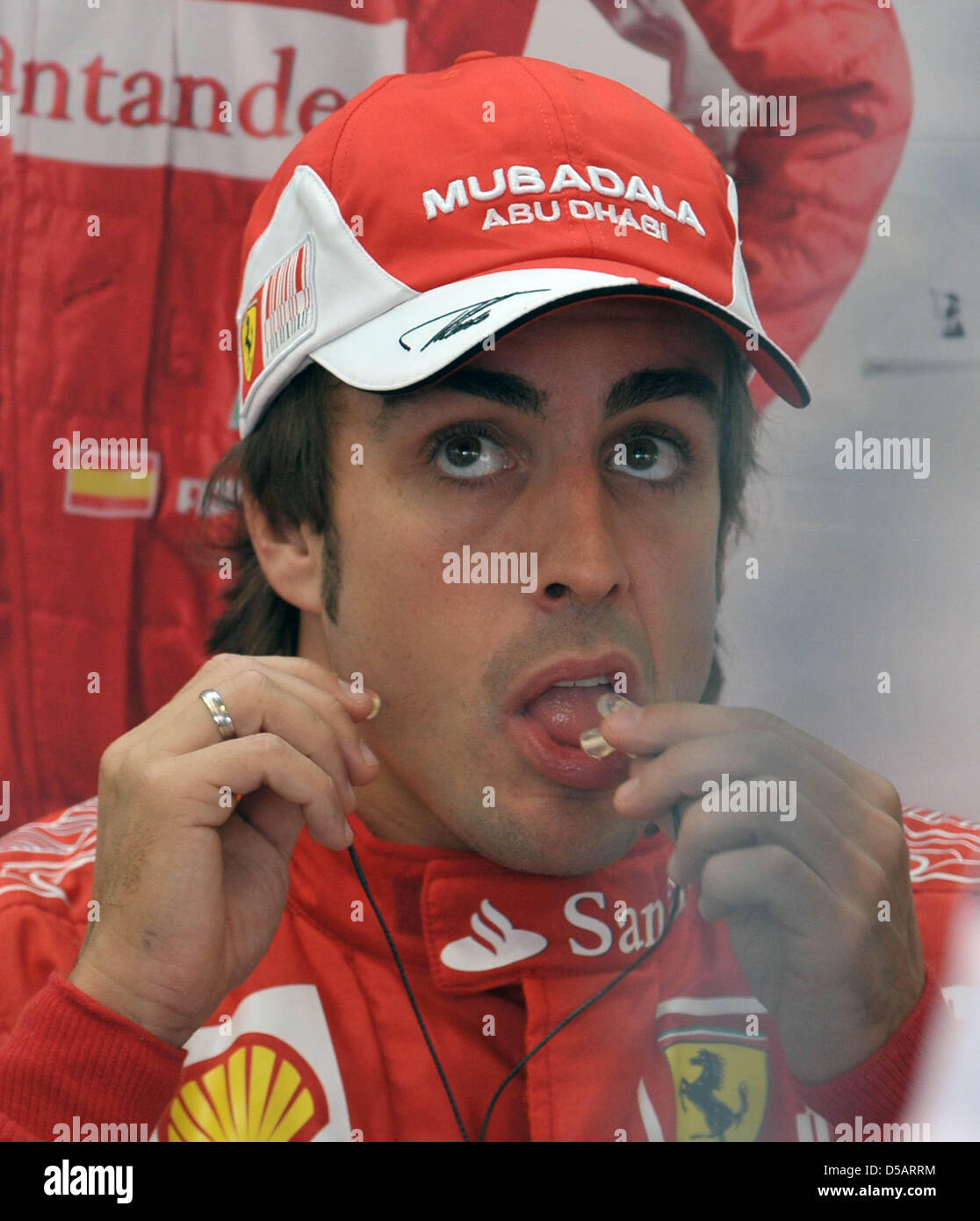 Der spanische Formel-1-Rennfahrer Fernando Alonso Ferrari von sitzt am  Samstag (10.07.2010) vor dem dritten auf der Rennstrecke Formation à  Silverstone en boîte de senneurs. Am Wochenende startet mit dem§Gro Gro von  Preis