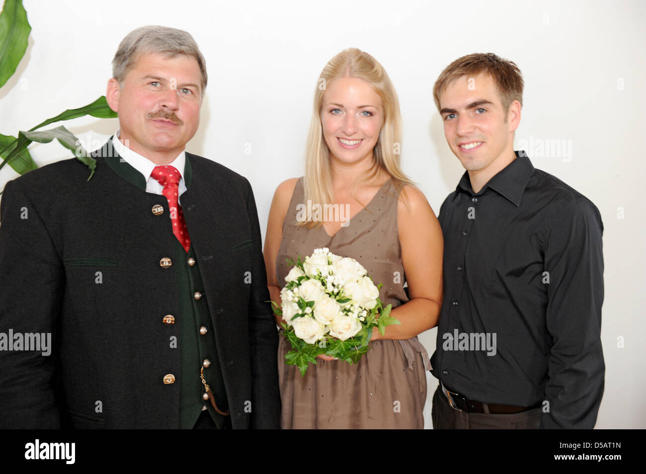 Joueur du FC Bayern München et le capitaine de l'équipe nationale de football allemand Philipp Lahm et sa femme Claudia se tiennent près de la principale d'Aying Hoann Eichler pendant le mariage civil dans l'hôtel de ville de Aying (Haute-Bavière), Allemagne, 14 juillet 2010. Seuls les membres de la famille et des amis proches ont été invités au mariage. Photo : BARBARA GANDENHEIMER Banque D'Images