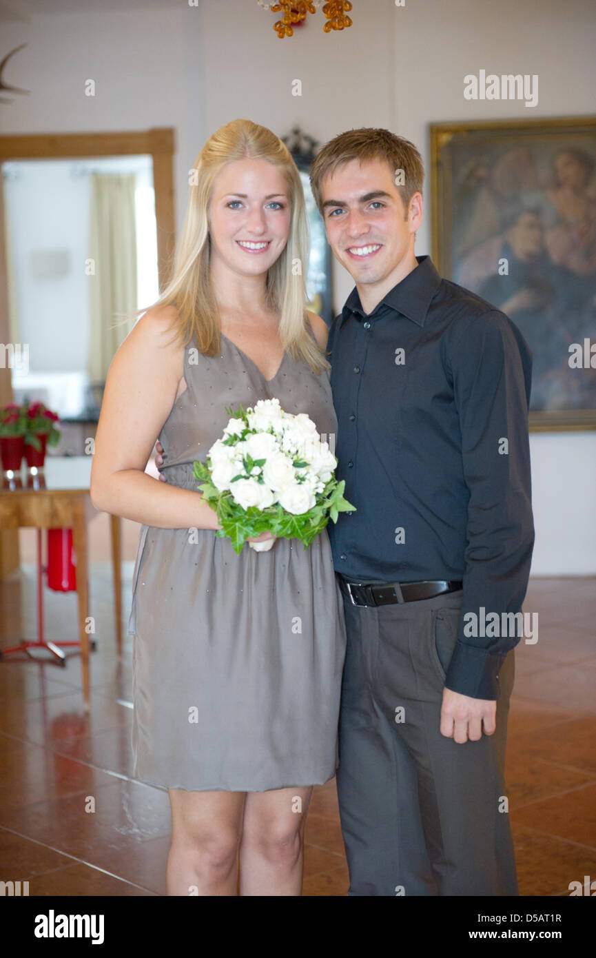 Joueur du FC Bayern München et le capitaine de l'équipe nationale de football allemand Philipp Lahm se trouve à côté de sa femme Claudia au cours de la mariage civil dans l'hôtel de ville de Aying (Haute-Bavière), Allemagne, 14 juillet 2010. Seuls les membres de la famille et des amis proches ont été invités au mariage. Photo : BARBARA GANDENHEIMER Banque D'Images