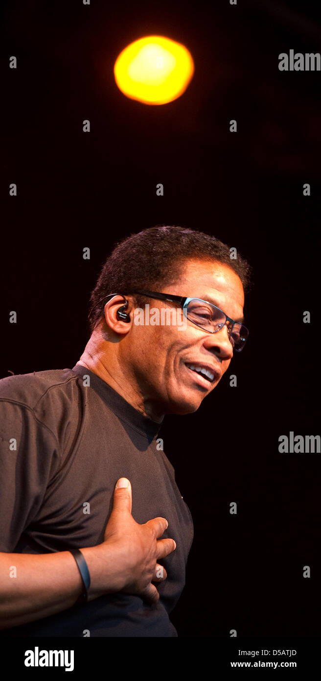 La légende du jazz Herbie Hancock nous présente son projet 'Imagine' dans Neuhardenberg, Allemagne, 14 juillet 2010. Hancock est l'un des plus grands pianistes contemporains et des compositeurs de jazz. Photo : Patrick Pleul Banque D'Images