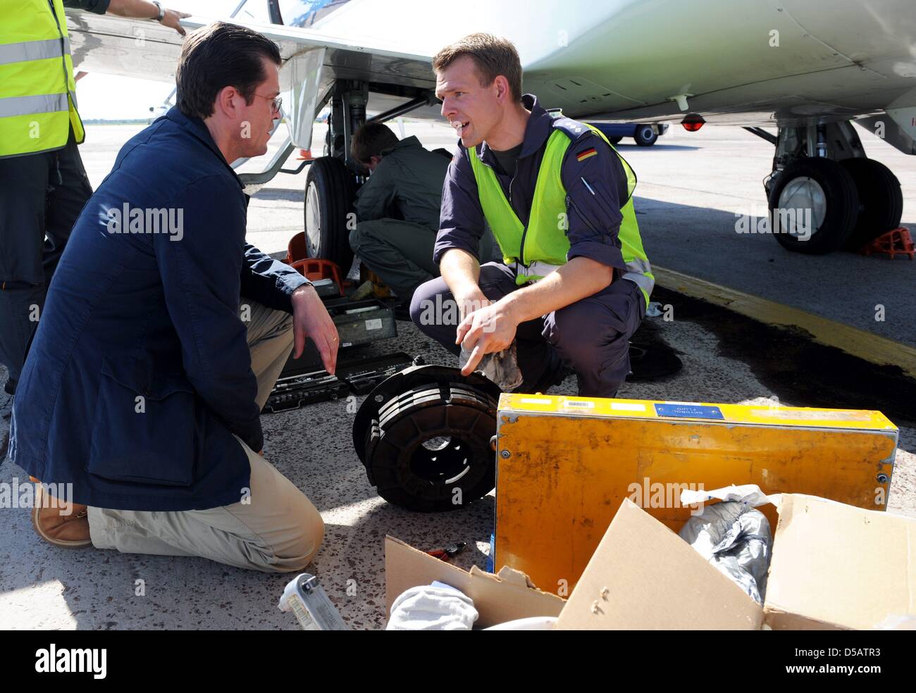 Verteidigungsminister Karl Theodor zu Guttenberg (CSU) lässt sich am Freitag (15.07.2010) auf dem Flugplatz à Kiew von einem Soldaten den Schaden un senneur Challenger-Maschine der Flugbereitschaft erklären. Er wollte mit dem Flugzeug nach und dann nach einem Termez Tankstopp weiter nach Afghanistan reisen. Ein Defekt an dem Flugzeug zwang den Ministre und seine Délégation zu ei Banque D'Images