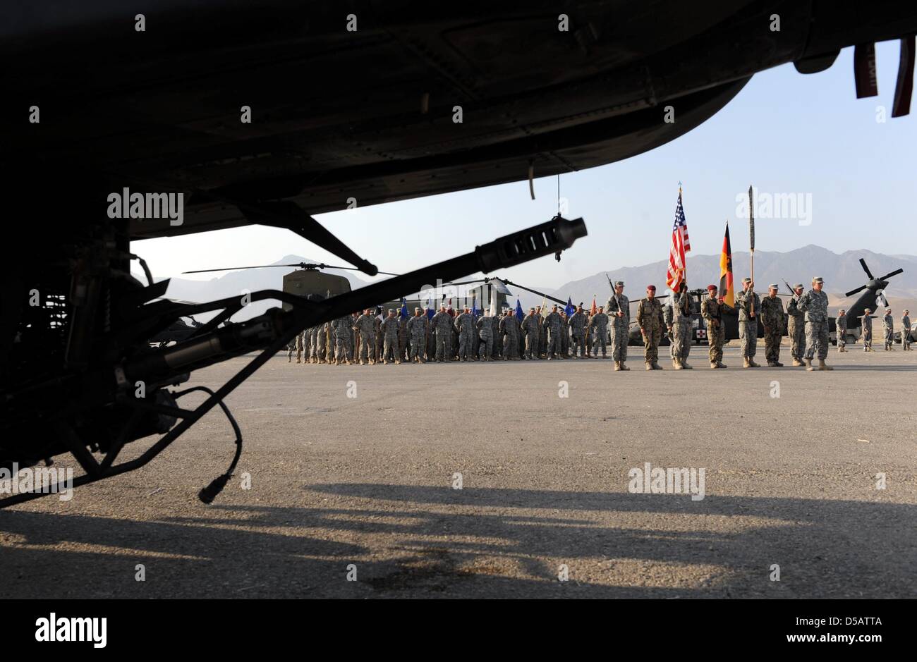 Le ministre de la Défense, Karl Theodor zu Guttenberg prend part à la révélation de l'indicateur d'une unité d'hélicoptères américains dans un camp militaire de la Bundeswehr à Masar-I-Sharif, en Afghanistan, le 16 juillet 2010. La Brigade d'aviation de combat américains est sous commandement allemand par le commandement régional Nord RC. Soldats de la Bundeswehr visites Guttenberg des troupes de l'ISAF en Afghanistan. Photo : MAURIZIO G Banque D'Images