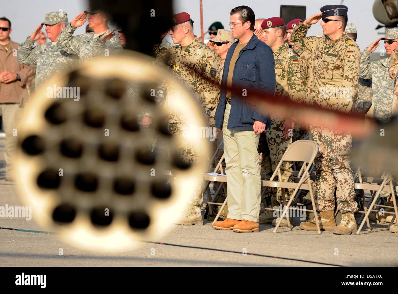 Le ministre de la Défense, Karl Theodor zu Guttenberg prend part à la révélation de l'indicateur d'une unité d'hélicoptères américains dans un camp militaire de la Bundeswehr à Masar-I-Sharif, en Afghanistan, le 16 juillet 2010. La Brigade d'aviation de combat américains est sous commandement allemand par le commandement régional Nord RC. Soldats de la Bundeswehr visites Guttenberg des troupes de l'ISAF en Afghanistan. Photo : MAURIZIO G Banque D'Images