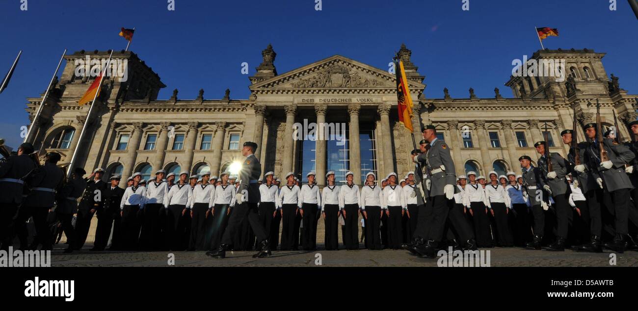 Soldats défilent sur la pelouse en face du bâtiment du Reichstag pour leur engagement de cérémonie à Berlin, Allemagne, 20 juillet 2010. 66 ans après la tentative d'assassinat sur Hitler le 20 juillet 1944, plusieurs centaines de recrute des forces armées allemandes ont affirmé leur serment solennel recrute. Pour la troisième fois depuis 2008, ils sont assermentés devant le bâtiment du Reichstag à emblematise la c Banque D'Images