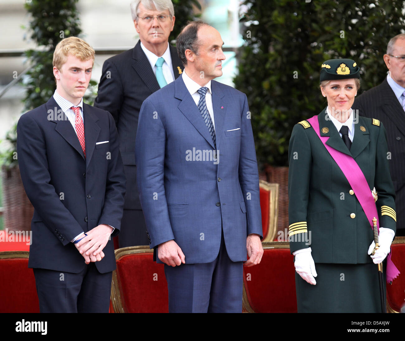 (R-L) La Princesse Astrid de Belgique, le Prince Lorenz de Belgique et le Prince Joachim de Belgique assister à la parade militaire à l'occasion de la fête nationale belge à Bruxelles, Belgique, 21 juillet 2010. Photo : Patrick van Katwijk Banque D'Images
