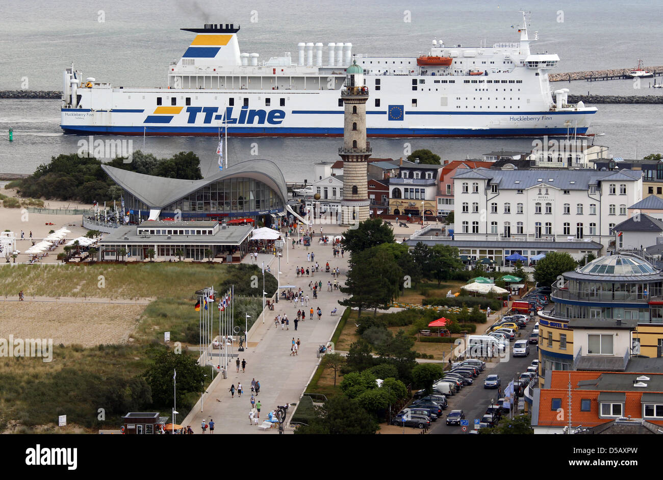 Les gens recherchent une expérience rafraîchissante à la plage de la mer Baltique Warnemünde, Allemagne, 15 juillet 2010. Dans l'arrière-plan, un ferry Scandinavie de la compagnie Scandlines quitte le rivage. Photo : Jens Büttner Banque D'Images