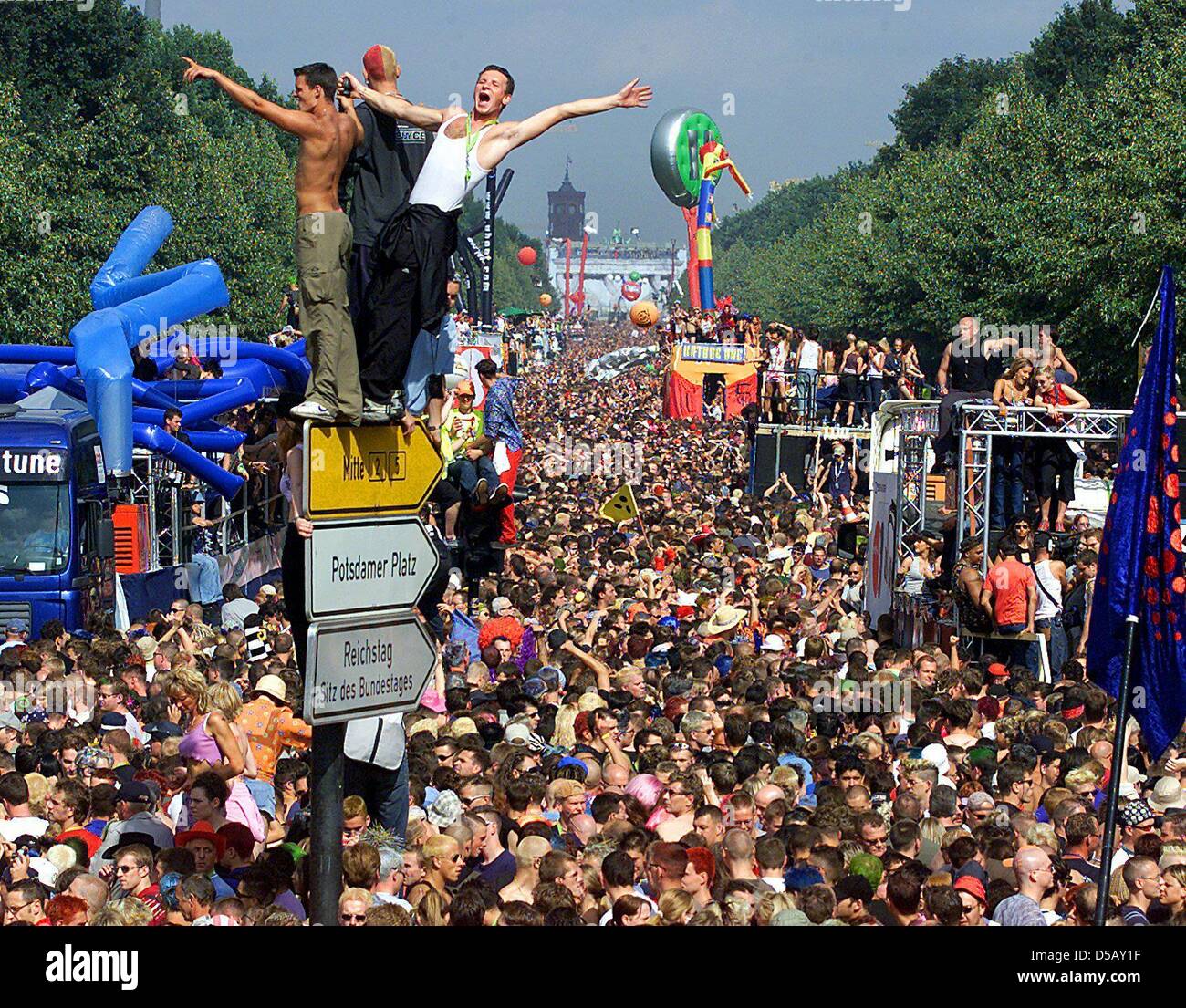 (Afp) un fichier photo datée du 21 juillet 2001 des participants à la Love Parade à Berlin, Allemagne. Plus d'un million de personnes ont assisté le plus grand festival techno. À la Love Parade à Duisburg, en Allemagne le 24 juillet 2010, 19 personnes sont mortes et au moins 340 ont été endurcis dans une panique de masse. Photo : Wolfgang Kumm Banque D'Images