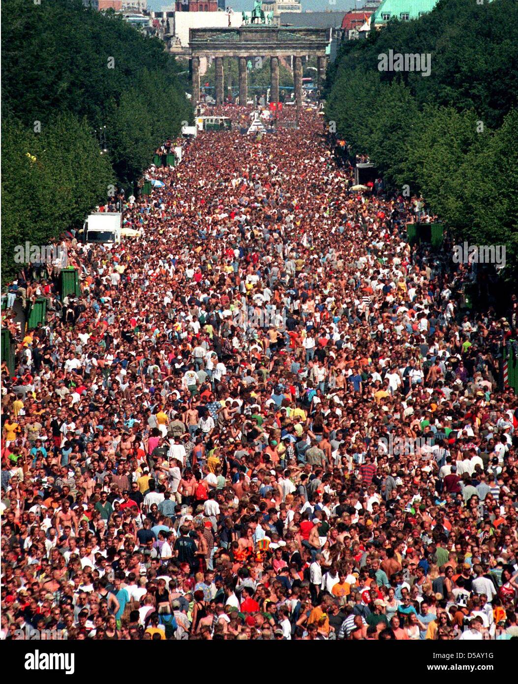 (Afp) un fichier photo datée du 12 juillet 1997 des participants à la Love Parade à Berlin, Allemagne. Plus d'un million de personnes ont assisté le plus grand festival techno. À la Love Parade à Duisburg, en Allemagne le 24 juillet 2010, 19 personnes sont mortes et au moins 340 ont été endurcis dans une panique de masse. Photo : AFP Banque D'Images