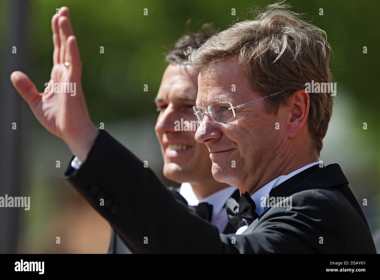 Le ministre des Affaires étrangères allemand Guido Westerwelle (FDP, r) et son partenaire Michael Mronz arriver arrive à l'ouverture de Festival de Bayreuth 2010 à Bayreuth, Allemagne, 25 juillet 2010. Le 99e festival s'ouvre avec l'opéra 'Lohengrin'. Le festival d'un mois est le plus prestigieux événement de la culture et consacrée aux opéras de Richard Wagner. Foto : Daniel Karmann dpa/lby Banque D'Images